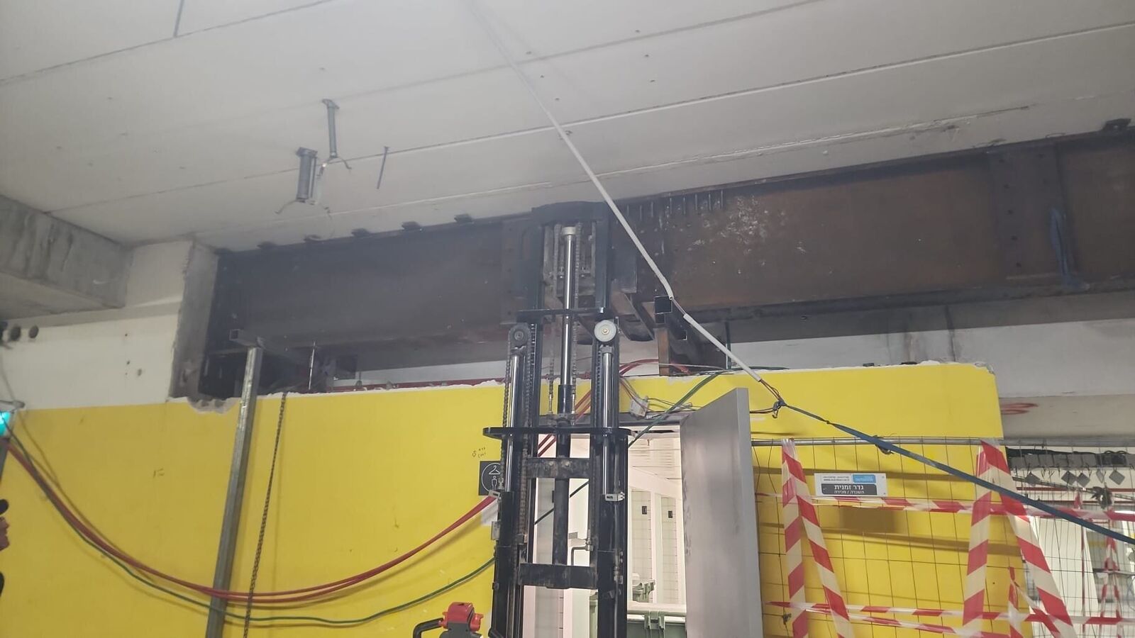 קורת פלדה כבדה מורכבת ממקטעים מעל פתח רחב
